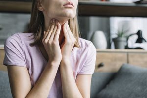 Как поддержать щитовидную железу без гормонов и операции?